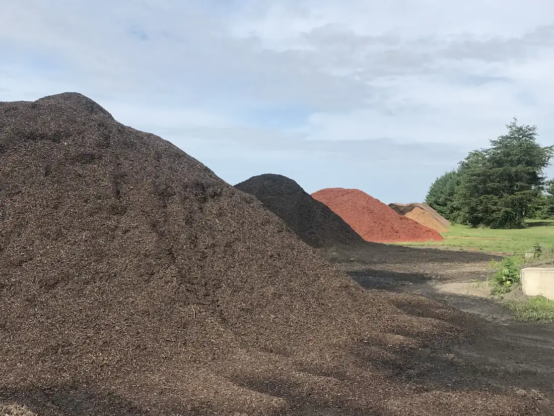 Finished mulch in several colors.